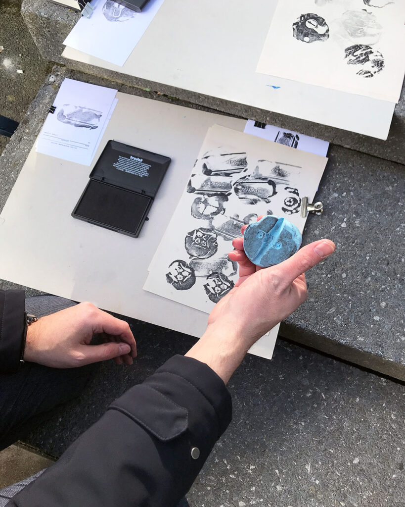 Teilnehmer beim Archiv-Stempel-Workshop in Offenbach am Main zeigt seine Knete