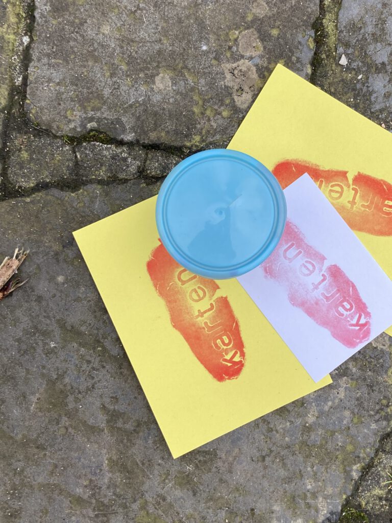 drei mal "Karten" gedruckt mit der Methode "Stadtstempeln"